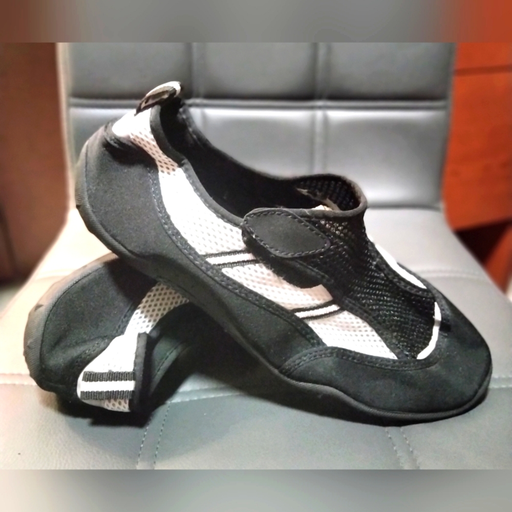 NWOT MENS WATER SHOES SIZE 11/12